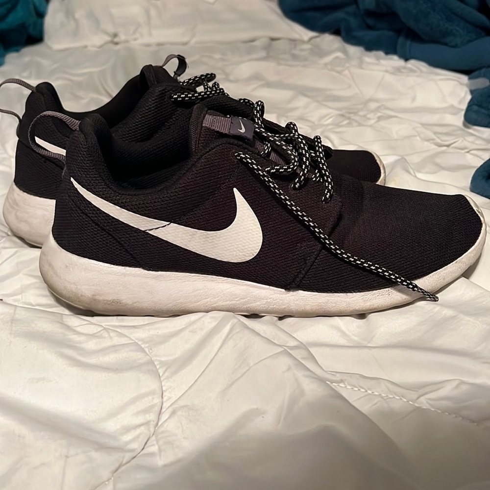 Slightly used Nikes, US 10 women, couple dirty marks that can easily be removed